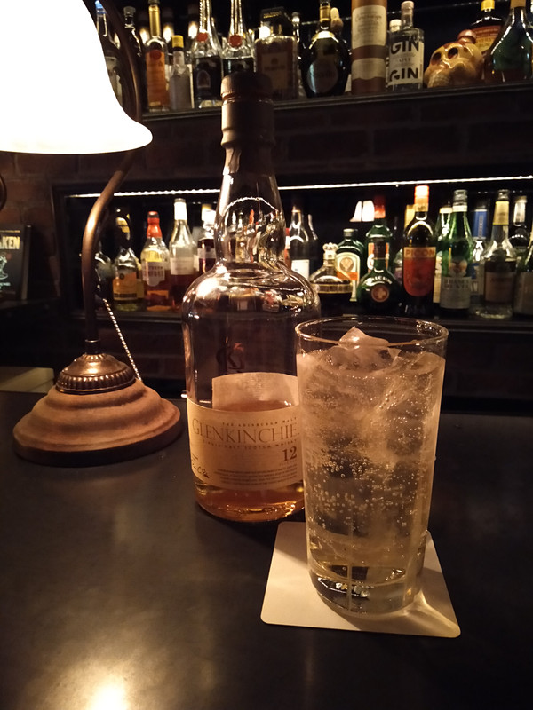 R17 Proに比べると、ややくっきり感が薄れるが、薄暗いバーでもしっかり撮影できる