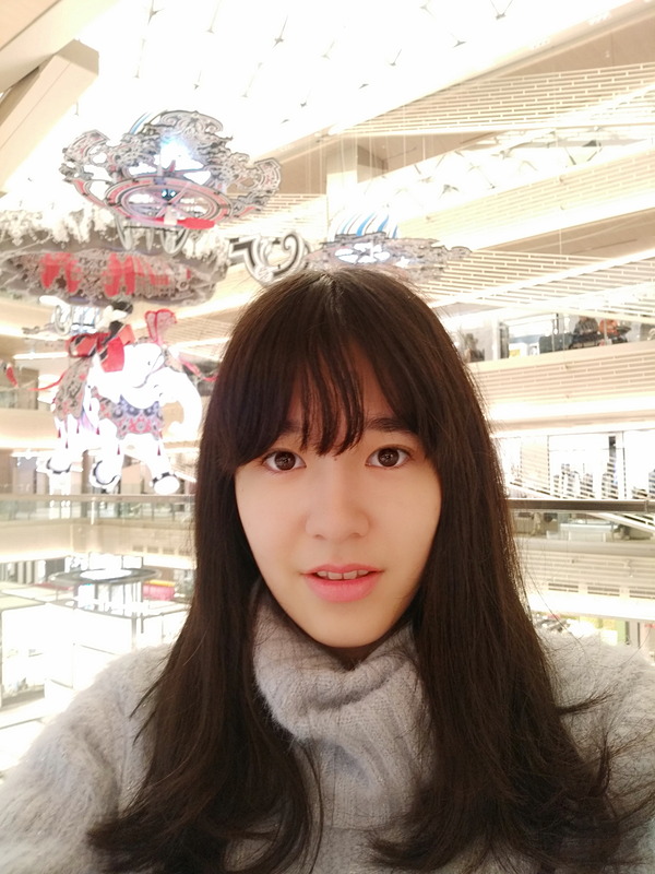 A.I.ビューティーで自分撮り。位置によって、背景の明るさに引っ張られてしまうケースが何度となくあった。位置を調整すれば、きれいに撮影できる。モデル：<a href="http://bonbon-famin.com/cn2/g01.html"">るびぃ</a>（ボンボンファミンプロダクション）