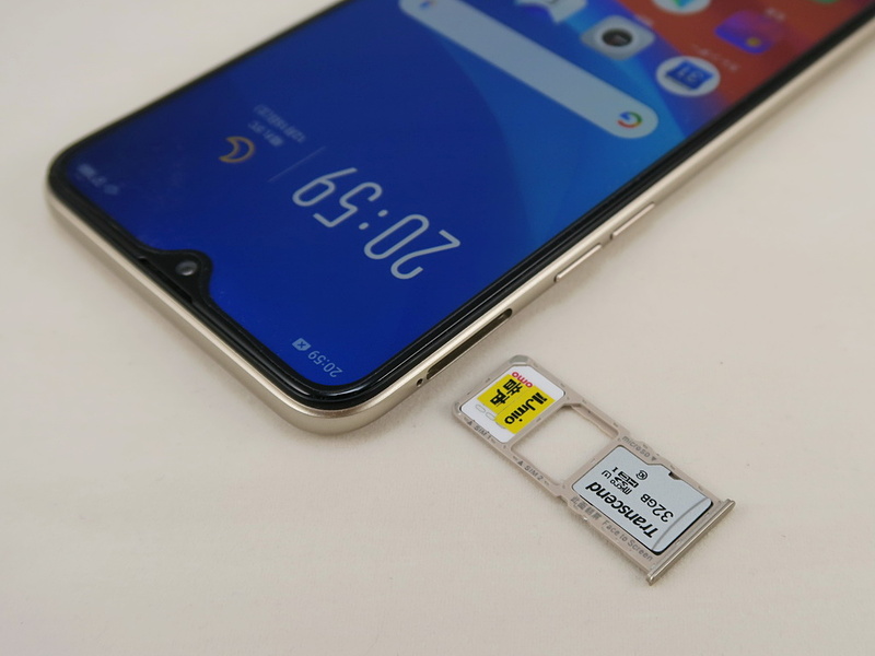 SIMカードトレイには2枚のnanoSIMカードと1枚のmicroSDメモリーカードを同時に装着が可能