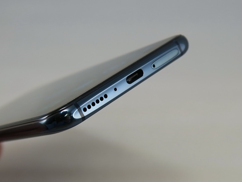 下部はUSB Type-C外部接続端子、ピンで取り出すタイプのSIMカードスロットを備える