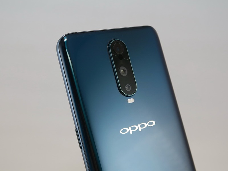 背面にはトリプルカメラを搭載。ただし、バージョンアップまで、最上段のTOF 3Dカメラは利用されない