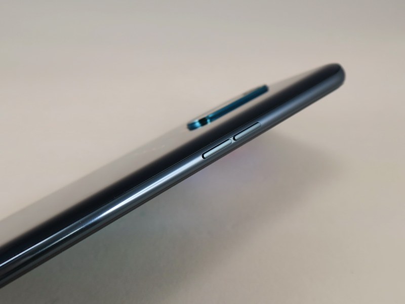左側面は分割式の音量キーを備える。背面のカメラ部はわずかに突起している