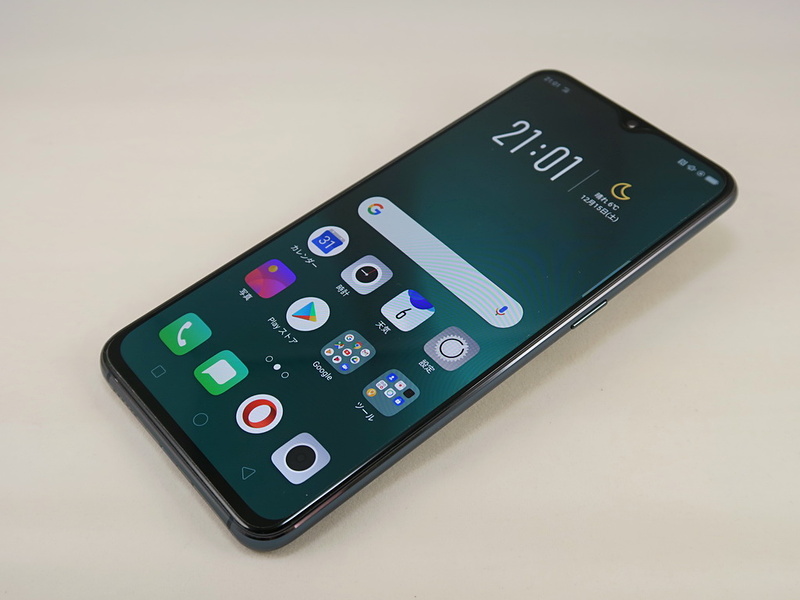 OPPO「R17 Pro」、約157.6mm（高さ）×74.6mm（幅）×7.9mm（厚さ）、約183g（重量）、エメラルドグリーン（写真）、ミストグラデーションをラインアップ