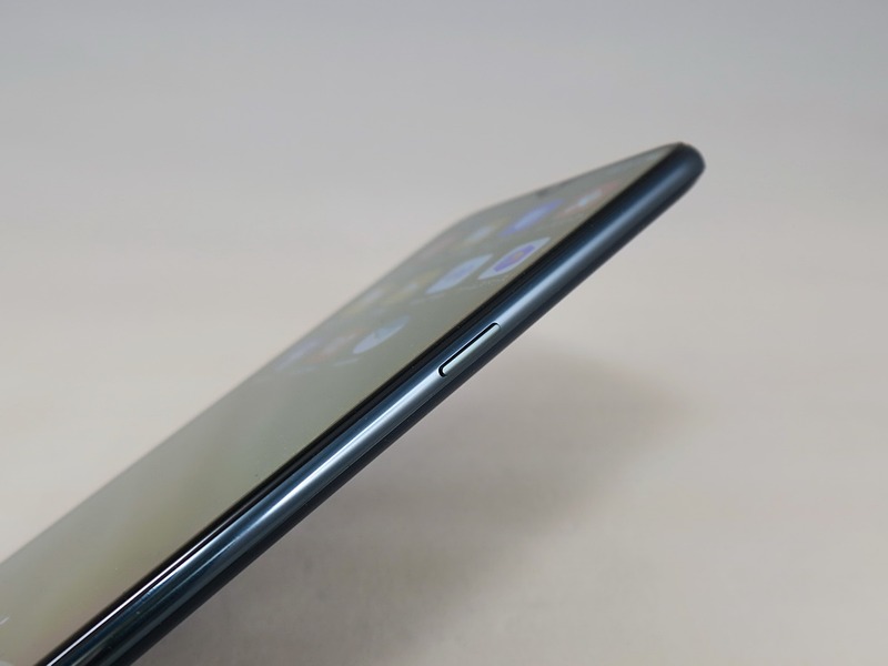 右側面は電源キーのみを備える。ボディはスリムに仕上げられている