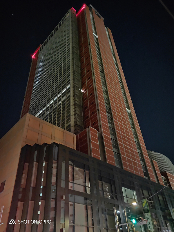 通常の「写真」モードと「夜間」モードで撮影。夜間モードでは全体がくっきり撮影でき、街灯信号などの光源の光は抑えられる。