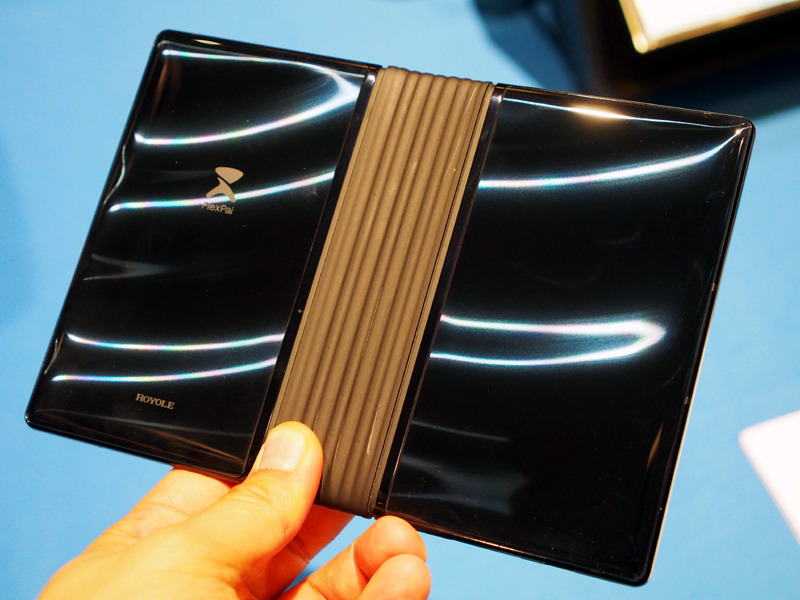 裏面には蛇腹状のヒンジが設けられており、この範囲内で折り曲げることが可能