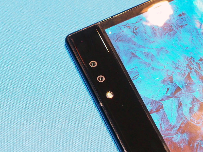 ベゼル部分にデュアルカメラを搭載