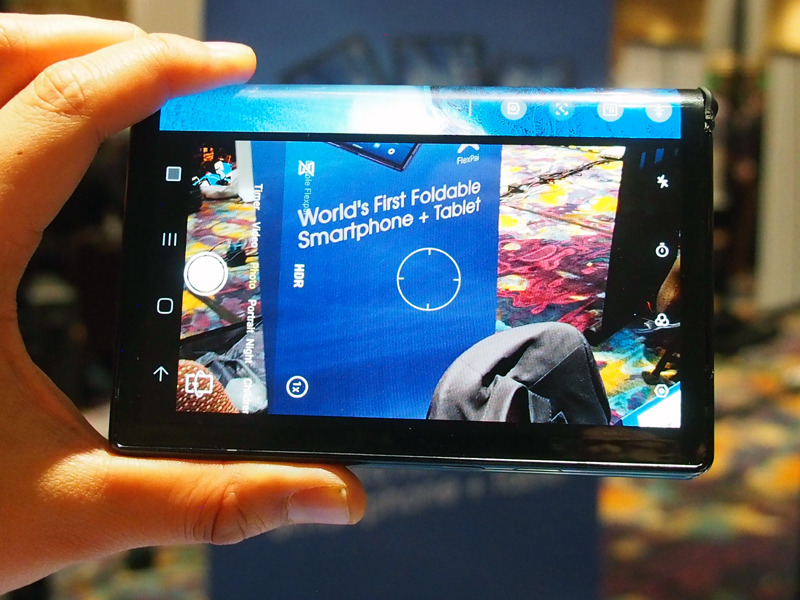 アウトカメラとして使うときは、本体を折り曲げる