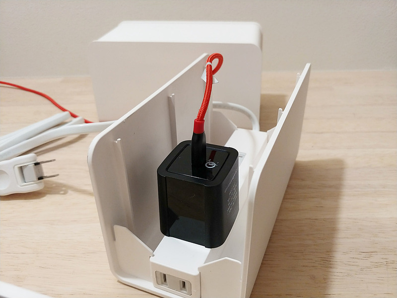 真上に端子が向いている充電器でも、少し大きいモノだとフタが閉まらない