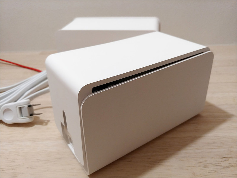 真上に端子が向いている充電器でも、少し大きいモノだとフタが閉まらない