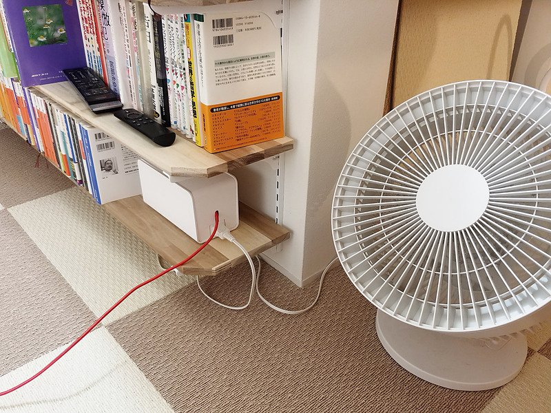 スマートフォンの方も普通充電になってしまうが、とりあえずiPhone純正を使用。外部電源口にはサーキュレーター