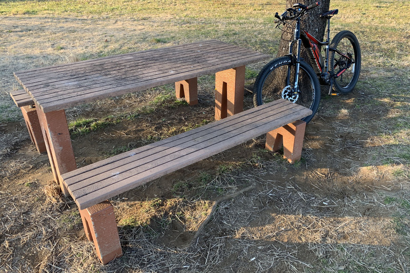 2019年元日のポタリング。天気が良かったので、わりと近くにある「比良の丘」ということろに行ってみました。と言うか、何となく無目的に狭山湖方面を走っていたら、「あっこの先に比良の丘があるのか！　じゃあ行ってみよう」みたいな。ポタリングという言葉は「potter（英）」（米 putter）から来ているそうで、potterの意味は「のんびり過ごす、ぶらつく」だそうです。自転車でのんびりとぶらつくわけですね。