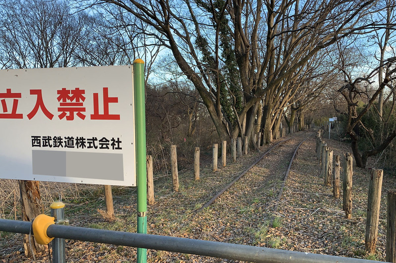国道16号沿い川越付近に見える謎の廃線が長い間気になっていましたが、それが「西武安比奈（あひな）線」であることを知りました。「安比奈（あいな）親水公園の近くの路線だったのか！」と、何かがつながった気がして、早速その廃線周辺をポタリング。徒歩でもクルマでも行きにくい場所ですが、自転車だと自由に散策できます。