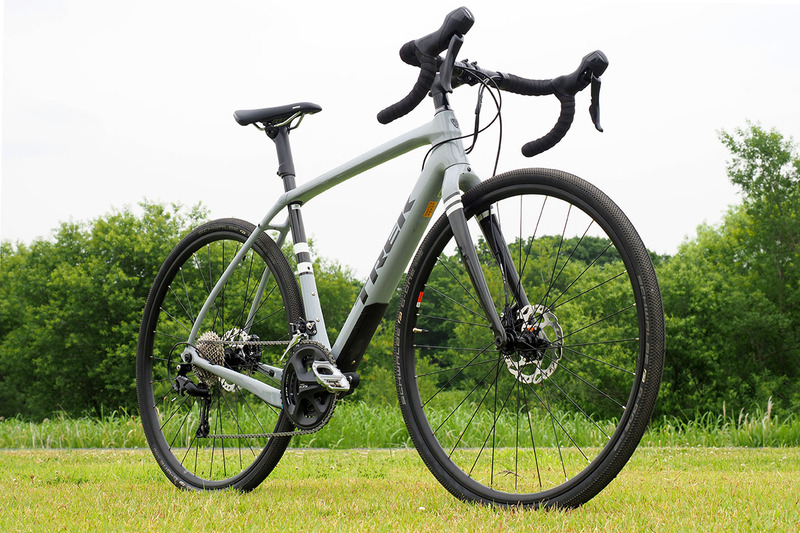 TREK（トレック）の「Checkpoint SL 5」（<a href="https://k-tai.watch.impress.co.jp/docs/column/korekori/1127192.html" class="strong bn" target="_blank">レビュー記事</a>）。グラベル（砂利道）も走れるロードバイクタイプの自転車です。ロードバイクとMTBのオイシイとこ取りをしたような自転車。舗装路での乗り心地も良いので、ポタリングにもよく向きます。もちろんサイクリングロードをそれなりの速度で走ることもできます。