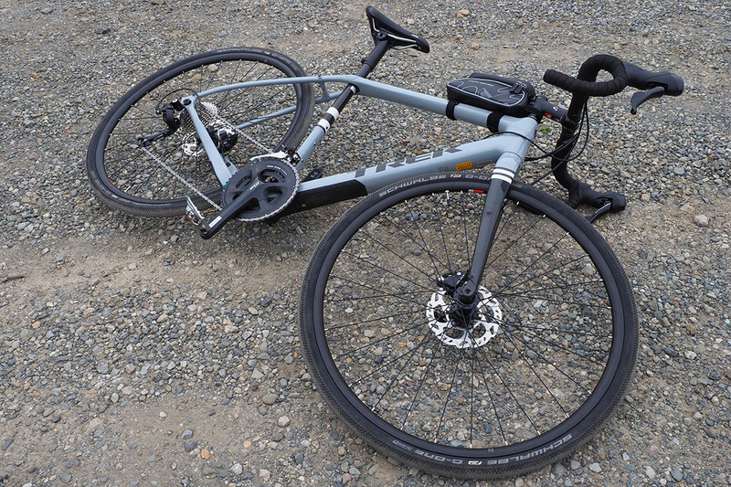 TREK（トレック）の「Checkpoint SL 5」（<a href="https://k-tai.watch.impress.co.jp/docs/column/korekori/1127192.html" class="strong bn" target="_blank">レビュー記事</a>）。グラベル（砂利道）も走れるロードバイクタイプの自転車です。ロードバイクとMTBのオイシイとこ取りをしたような自転車。舗装路での乗り心地も良いので、ポタリングにもよく向きます。もちろんサイクリングロードをそれなりの速度で走ることもできます。