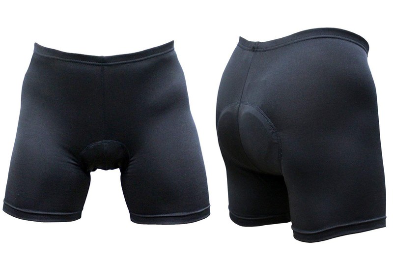 ボトムス。左から、アウターレイヤーの「<a href="https://www.uniqlo.com/jp/store/goods/404154" class="strong bn" target="_blank">ドライEXウルトラストレッチアンクルパンツ</a>」、ミドルレイヤーっていうかお尻の痛み防止短パンのAmazonで売ってる「<a href="https://www.amazon.co.jp/gp/product/B00JKCIGJQ" class="strong bn" target="_blank">DABADA サイクル インナーパンツ</a>」、そしてベースレイヤーっていうか下着はユニクロ「<a href="https://www.uniqlo.com/jp/store/goods/413016" class="strong bn" target="_blank">エアリズムボクサーブリーフ</a>」です。サイクルパンツの下に超薄ブリーフは、フィット感が良く擦れなども少なく違和感もなくて、かなり「アリ」な感じです。