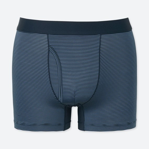 ボトムス。左から、アウターレイヤーの「<a href="https://www.uniqlo.com/jp/store/goods/404154" class="strong bn" target="_blank">ドライEXウルトラストレッチアンクルパンツ</a>」、ミドルレイヤーっていうかお尻の痛み防止短パンのAmazonで売ってる「<a href="https://www.amazon.co.jp/gp/product/B00JKCIGJQ" class="strong bn" target="_blank">DABADA サイクル インナーパンツ</a>」、そしてベースレイヤーっていうか下着はユニクロ「<a href="https://www.uniqlo.com/jp/store/goods/413016" class="strong bn" target="_blank">エアリズムボクサーブリーフ</a>」です。サイクルパンツの下に超薄ブリーフは、フィット感が良く擦れなども少なく違和感もなくて、かなり「アリ」な感じです。