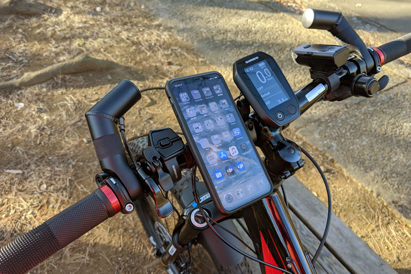 主にこんなモノを携行してポタリングしています。スマホ、自転車の鍵、携帯ツールやパンク修理用品。街中や人里を走るポタリングには、そ～んなに多くの装備は必要ないように思います。
