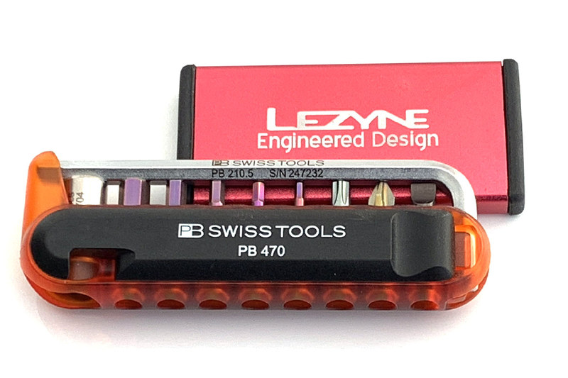 主にこんなモノを携行してポタリングしています。スマホ、自転車の鍵、携帯ツールやパンク修理用品。街中や人里を走るポタリングには、そ～んなに多くの装備は必要ないように思います。