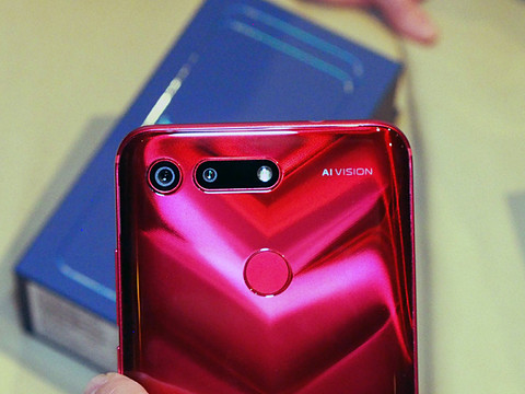 パンチホール型ディスプレイ採用の「honor View 20」 - ケータイ Watch