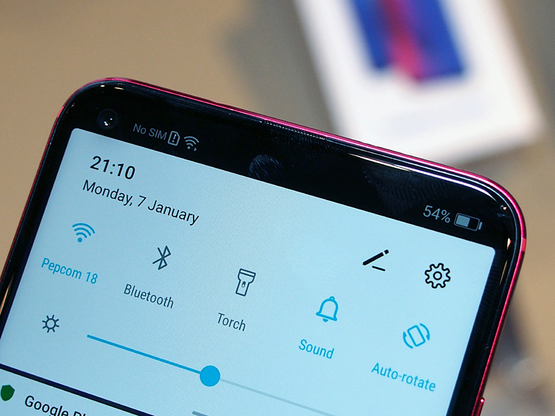 アイコン表示部分が黒帯になっていると、カメラが搭載されていることが分かりづらくなる