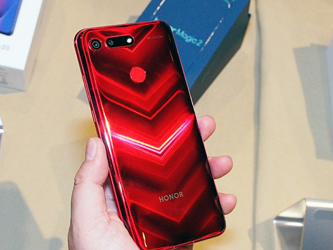 パンチホール型ディスプレイ採用の「honor View 20」 - ケータイ Watch