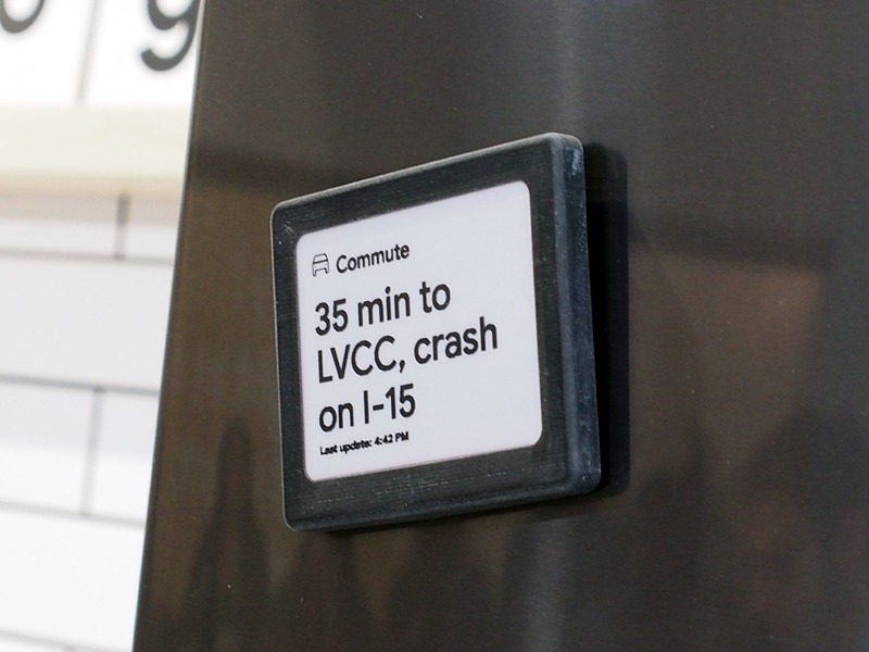 Assistant Connectを活用したE-Ink搭載デバイス。マグネットで冷蔵庫に貼り付けられる