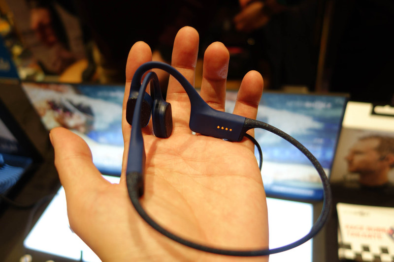 こちらは防水仕様の新製品Xtrainerz。普通のヘッドセット形状