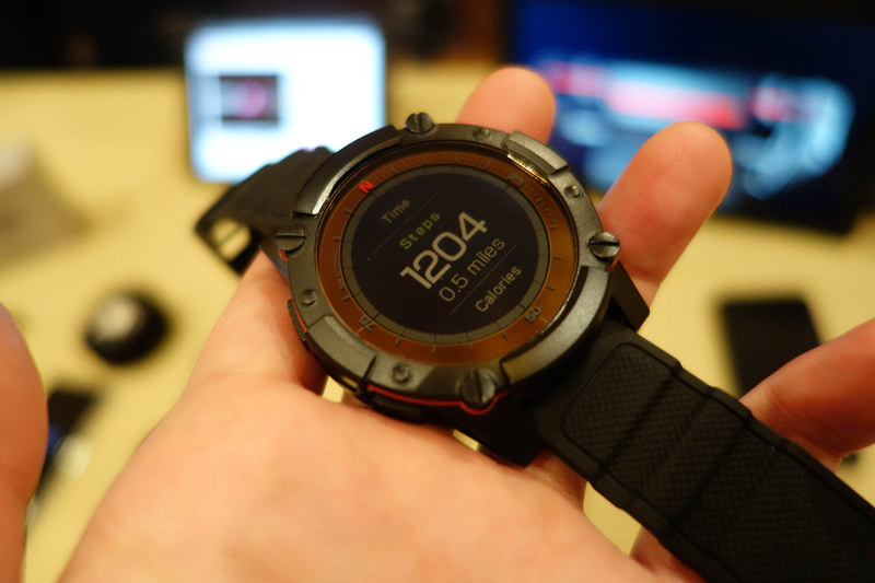 MATRIXのPowerWatch 2。文字盤周囲の茶色の部分が太陽光発電パネル