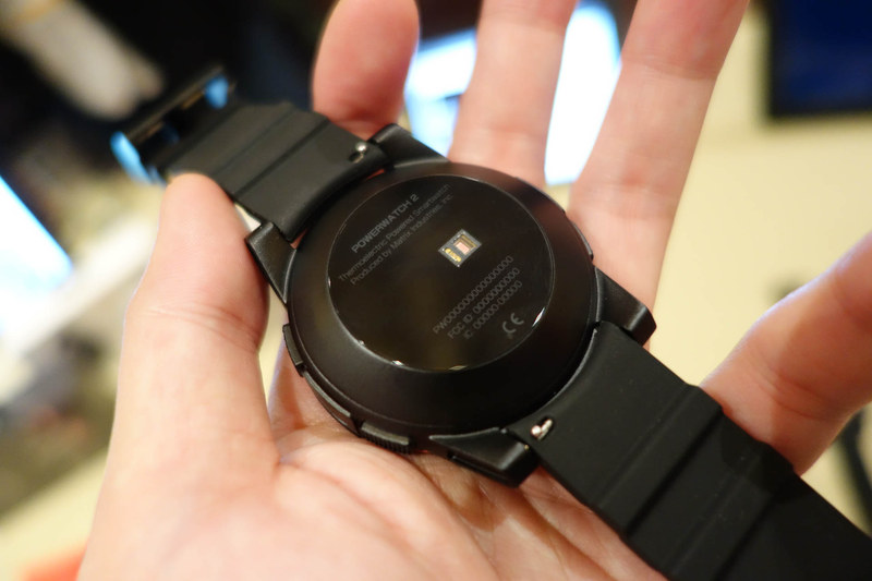 PowerWatch 2の裏面。手首に接する部分が体温で暖まると、気温との温度差で発電する