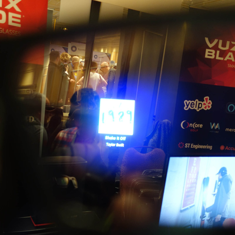 強引にデジカメで撮影した表示イメージ。肉眼の方がはっきり見える。今回掲載しているヘッドマウントディスプレイの中では、映像の見える範囲が広く、もっとも撮影しやすかった