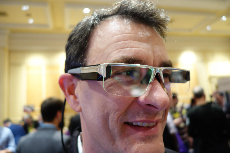 DIGILENSのCRYSTAL。一見するとメガネに近いデザインだが、左右のツルの先端から背中に向けて2本のケーブルが伸びている