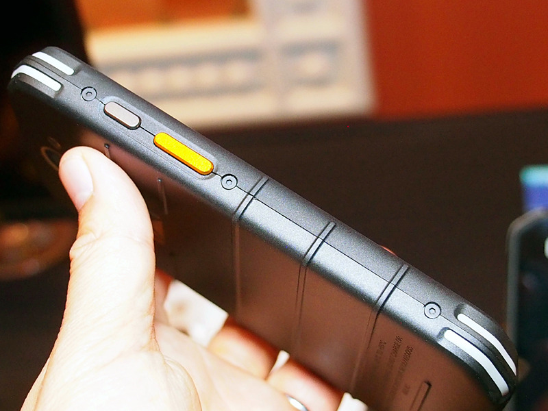 側面にPush to Talk用のボタンを備える