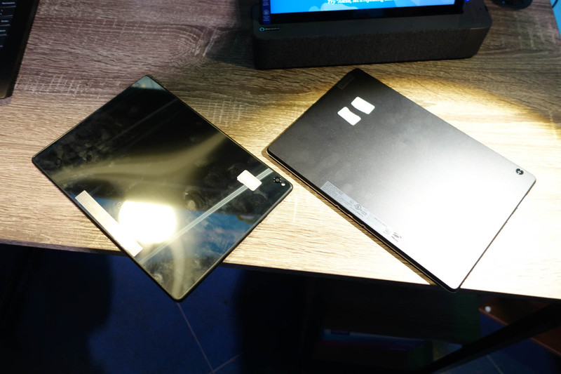 背面はP10がガラスパネル（左）、M10が樹脂パネル（右）