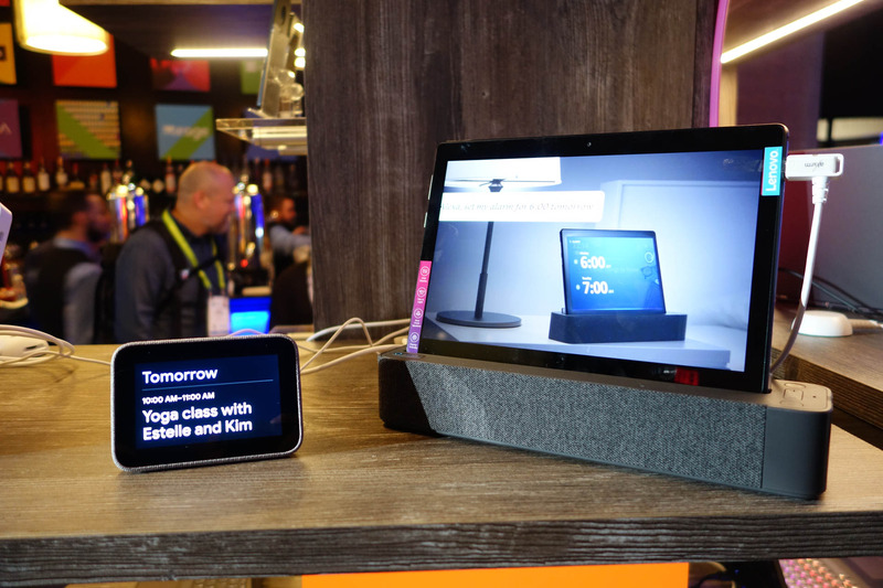 Lenovo Smart Clock（左）とLenovo Smart Tab（右）