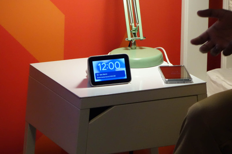 Lenovo Smart Clock。このようにベッドサイドに置くことを想定している