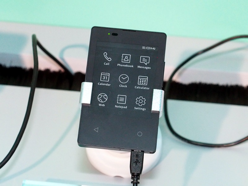 Snapdragon採用モデルの一例として、ドコモのカードケータイが展示されていた。その横には、同じく小型モデルとして話題を集めたVerizonのPalmも