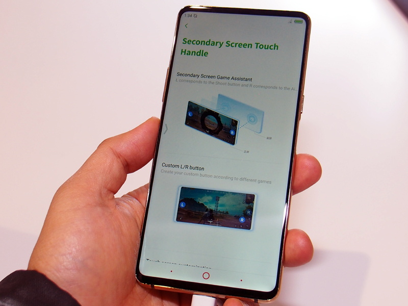 裏表両方のディスプレイを使い、ゲームの操作性を向上させる機能も用意