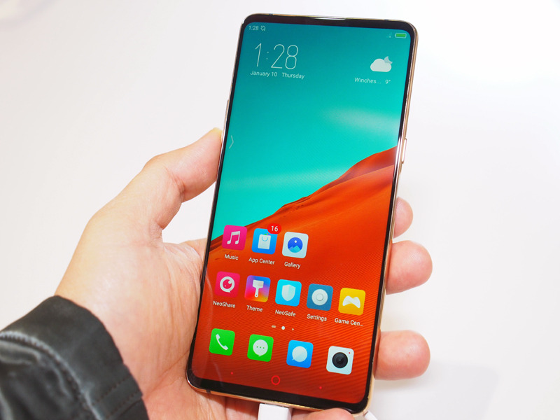 両面がディスプレイの「Nubia X」。インカメラが必要ないため、表面（写真左）はほぼベゼルレスのデザイン