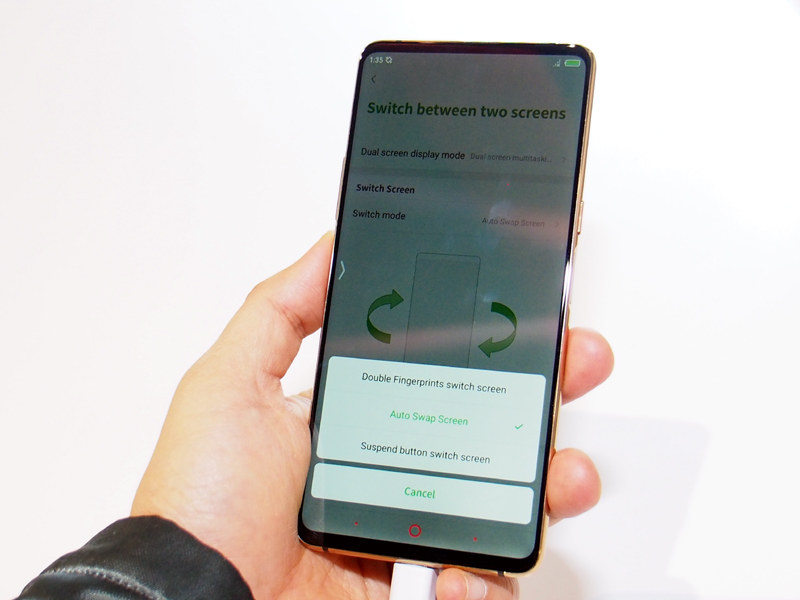 端末をひっくり返すだけで、点灯するディスプレイが自動で切り替わる。切り替え方法を変更することも可能だ