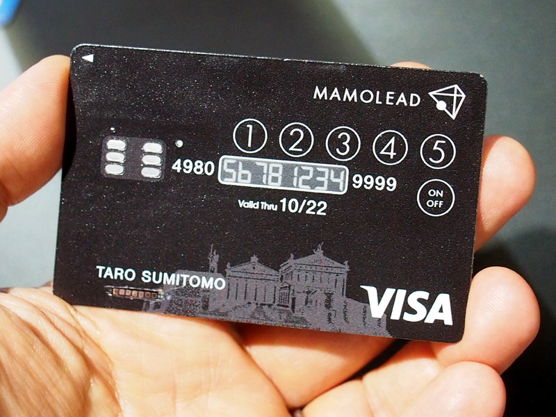 パスコードを打つまで、クレジットカード番号が表示されず、利用もできない