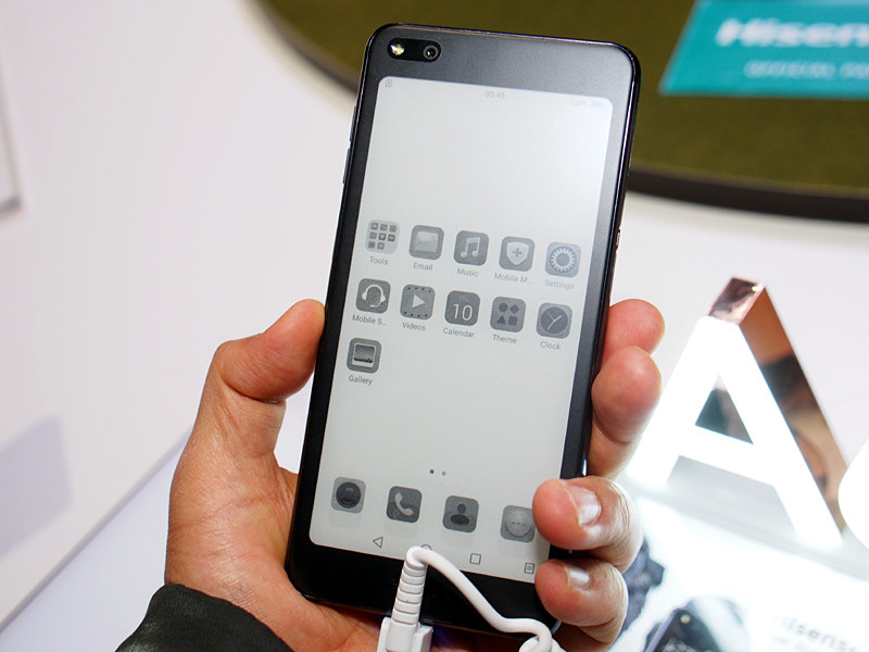 ハイセンスは、裏面が電子ペーパーの「A6」を米国で披露