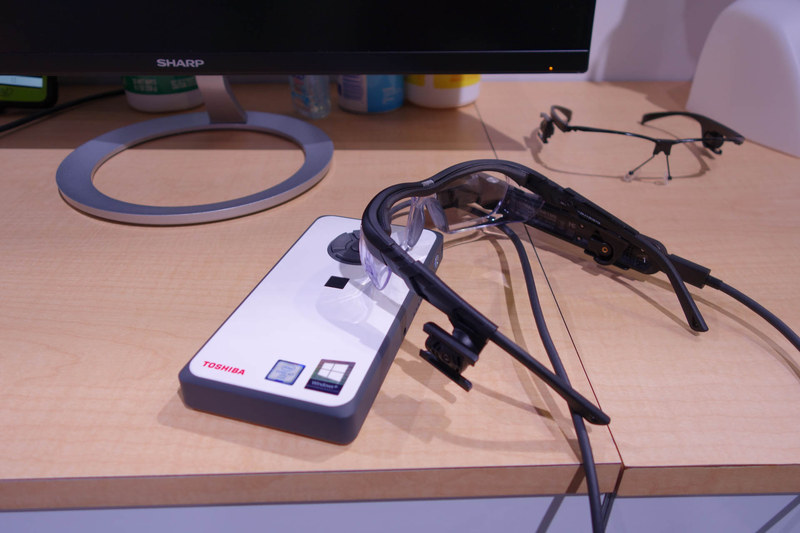 四角い筐体がDE100でメガネがAR100
