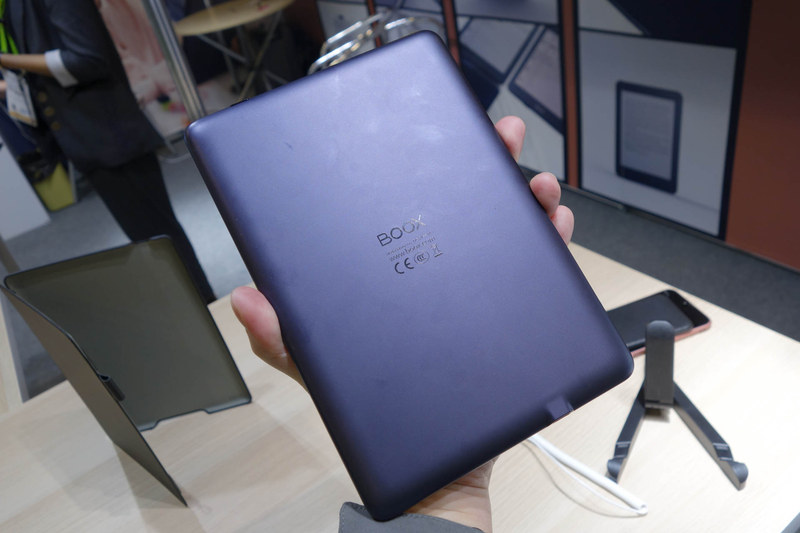 背面は両端がやや薄くなっており持ちやすい。充電インターフェイスはUSB Type-C。Nova Proはイヤホン端子もないが、Bluetoothオーディオには対応