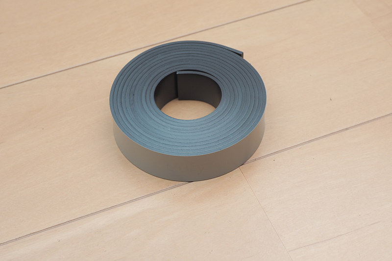 付属の磁気テープで行動範囲を制限することができる