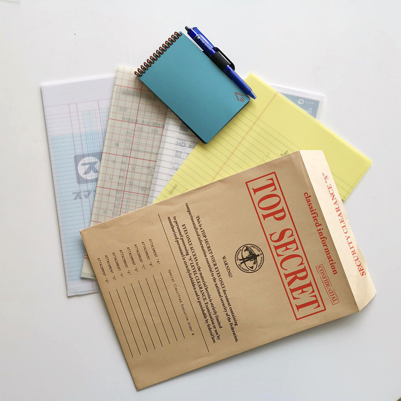 昨今は、4種のクリアフォルダーに必要なドキュメントを収納して毎日持ち歩いている。使用シーンを選ばない伝統的な紙系デザインが秀逸だ