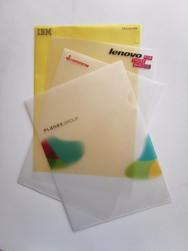 お馴染みの企業用クリアフォルダ、ビジネスにもノベルティにも活用範囲は広い