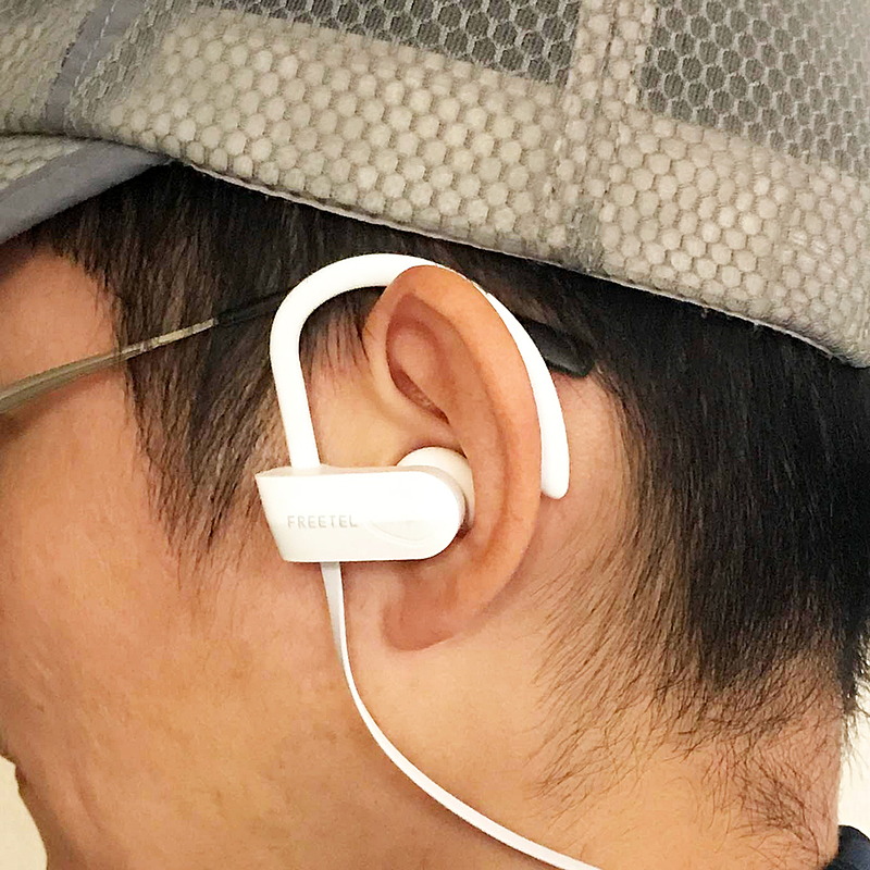 実際に装着したところ。耳掛け部が柔らかくホールドしてくれるので、走ってもまったくズレません