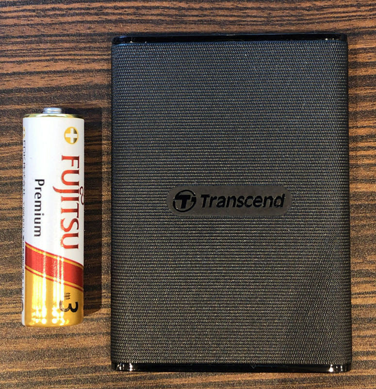 SSD本体と単3電池を並べた様子。とても小さい
