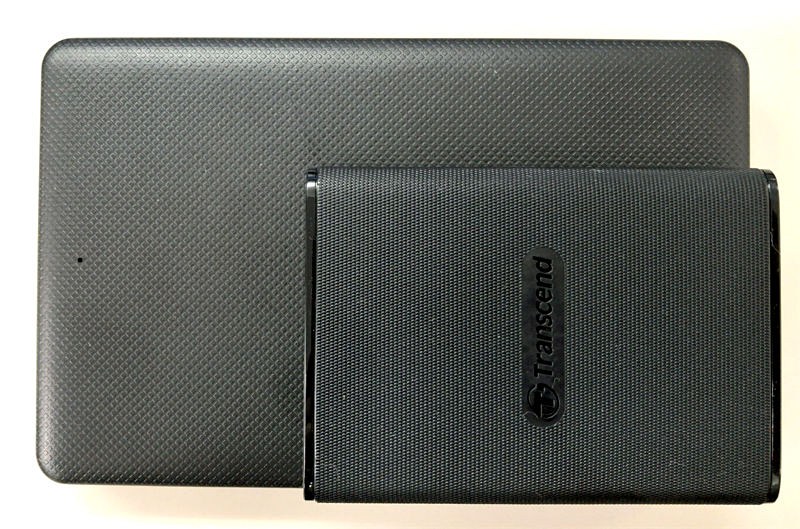 手持ちの2.5インチHDDケースとの比較。面積でほぼ半分